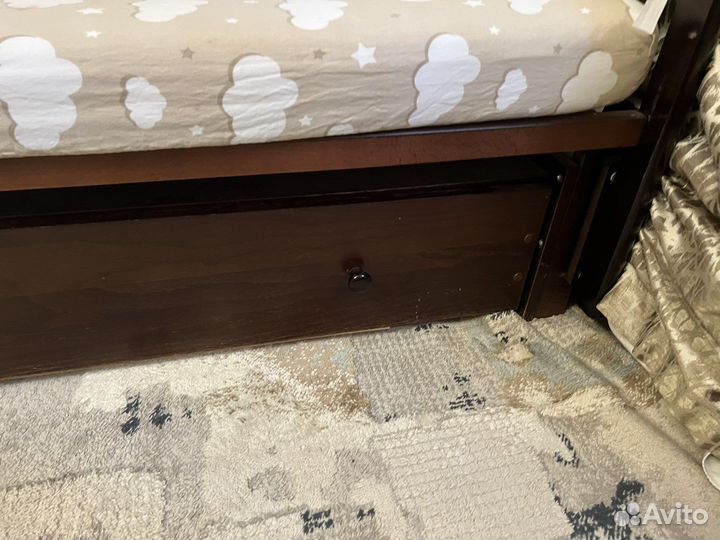 Детская кроватка с маятником и ящиком