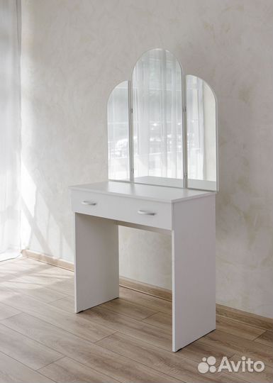 Туалетный столик с зеркалом