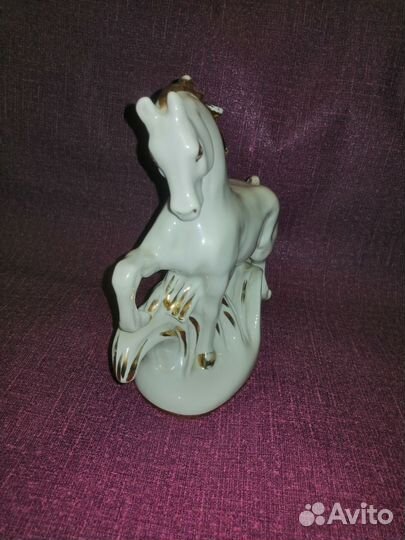 Статуэтка фарфор конь огонь