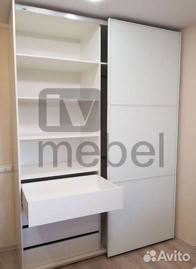 Книжный шкаф