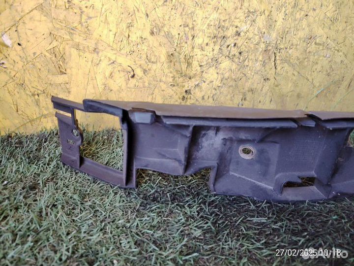 Кронштейн бампера правый Volkswagen Touareg BAC