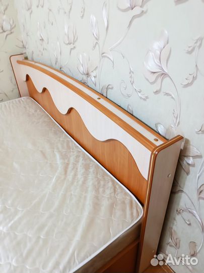 Кровать двуспальная с матрасом бу