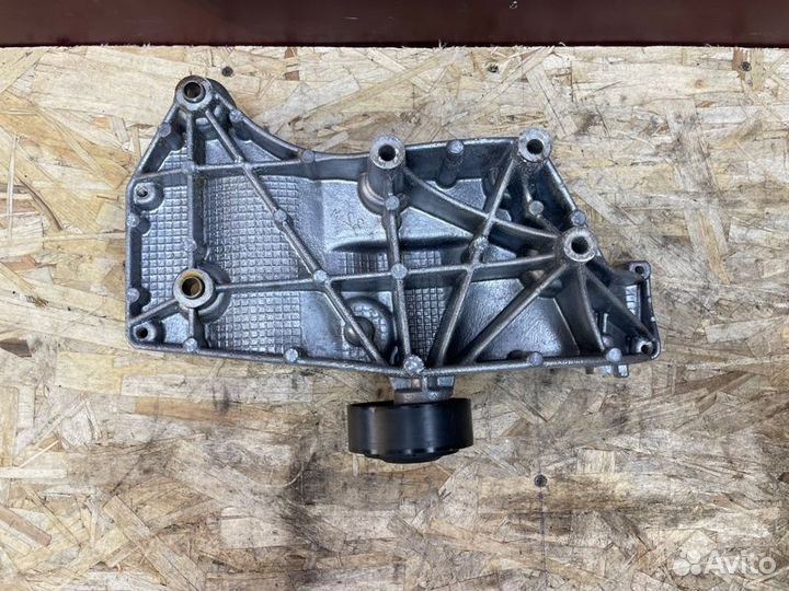 Кронштейн генератора LADA X-Ray Cross