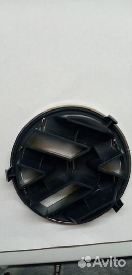 Эмблема volkswagen в решетку радиатора polo