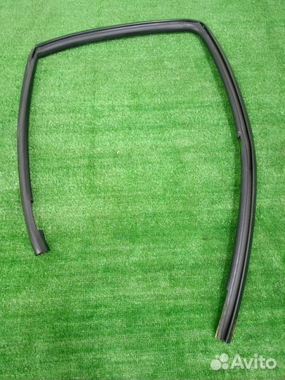 Уплотнитель стекла задней двери Nissan primera P11