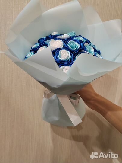 Розы из атласных лент