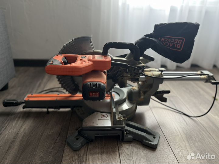 Торцовочная пила c протяжкой Black&Decker BES700