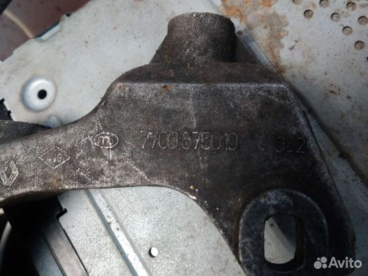 Кронштейн двигателя Renault Megane