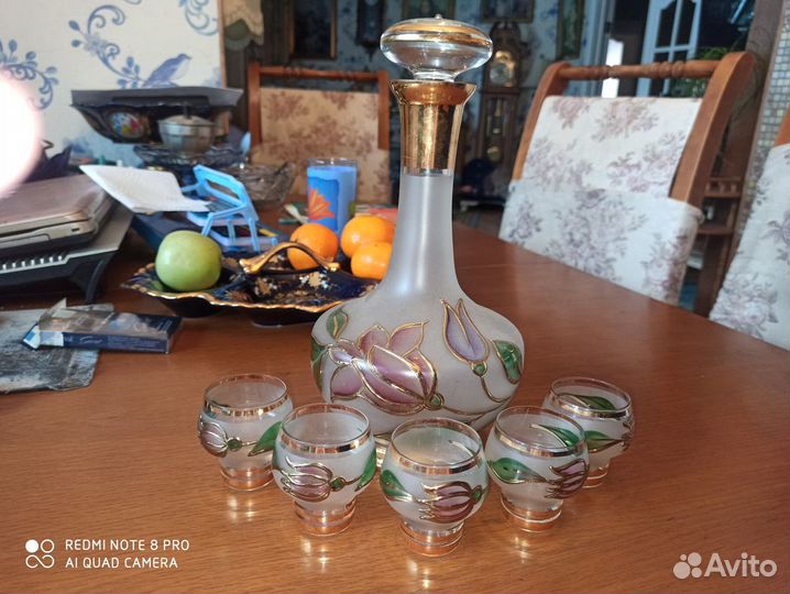 Старинные графины с рюмками