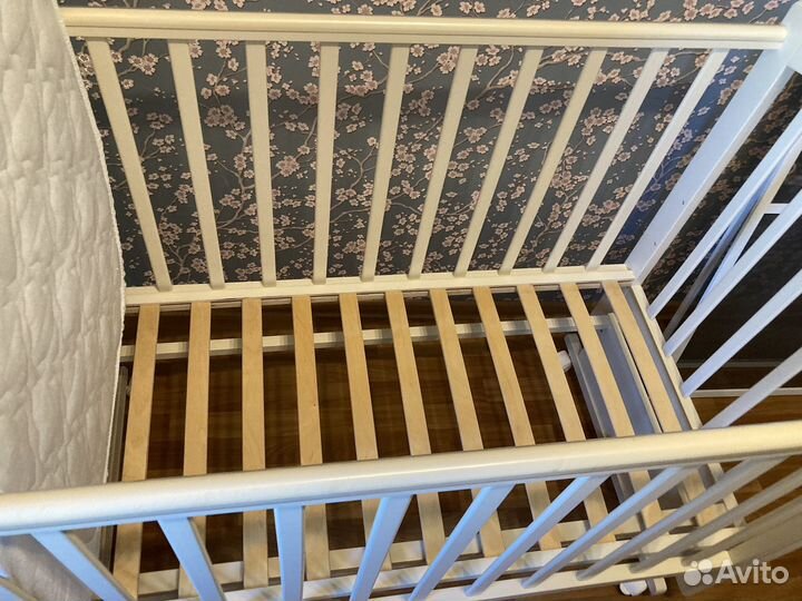 Детская кроватка с маятником