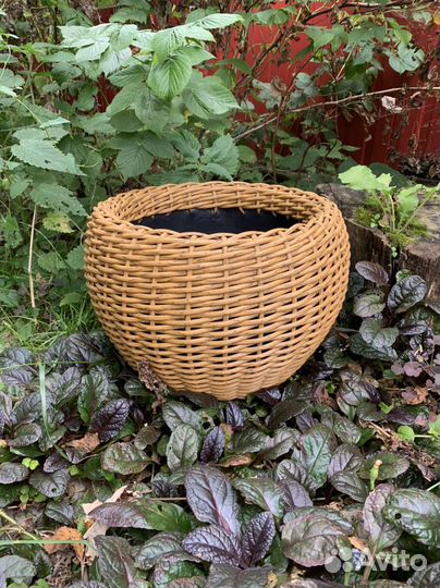 Кашпо садовое, плетенное из ротанга, в наличии