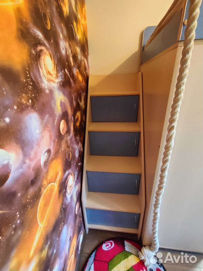 Детская кровать чердак со столом и шкафом