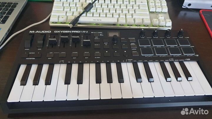 M Audio Oxygen Pro миди клавиатура