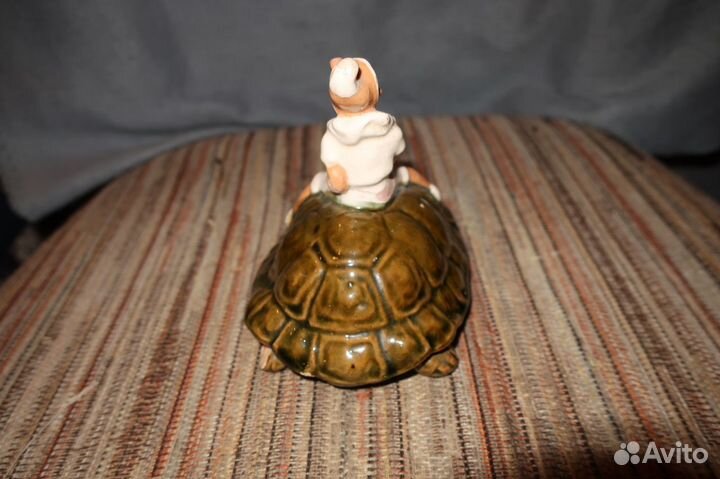 Фарфоровая статуэтка Буратино на черепахе