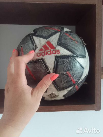 Футбольный мяч adidas