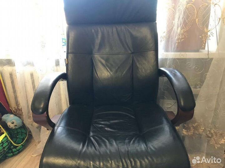 Кожанное кресло