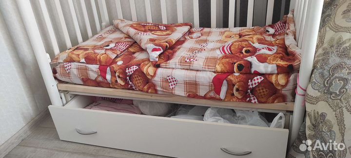 Детская кроватка с маятником и ящиком