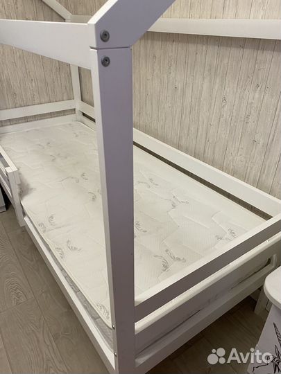 Детская кровать домик с матрасом