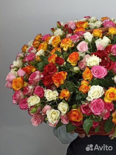 Корзина с кустовыми розами