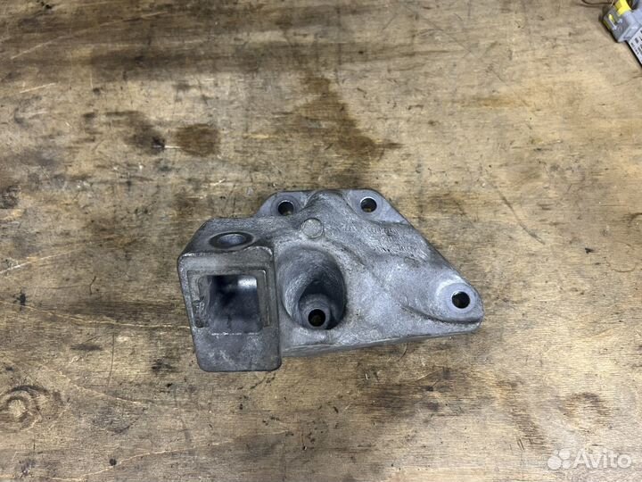 Кронштейн двигателя N63 правый BMW F01 F02 F10 F12