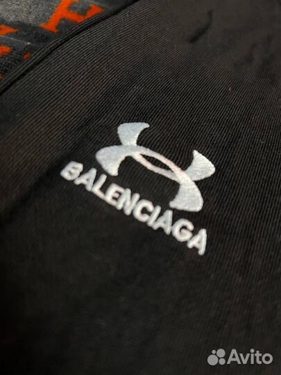 Штаны Balenciaga under Armour оверсайз на руках