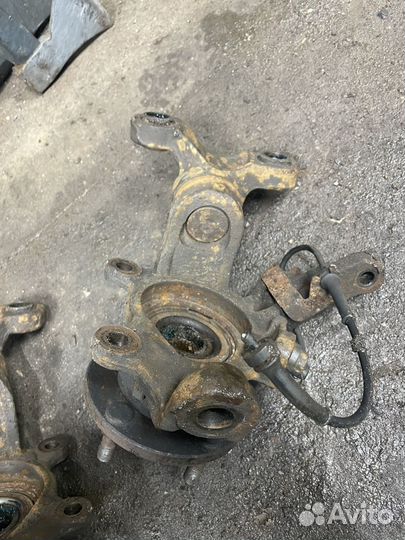 Кулак поворотный передний Nissan Primera P12