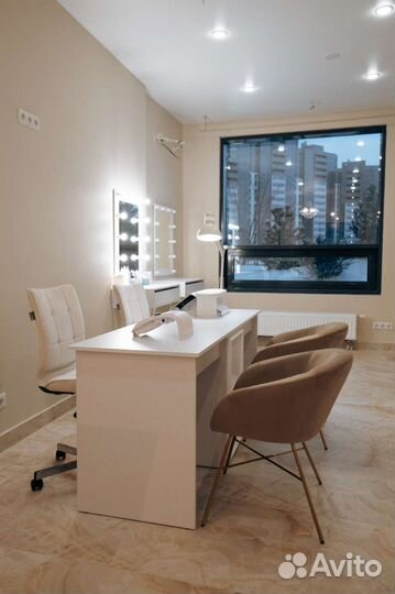 Мастер по наращиванию ресниц