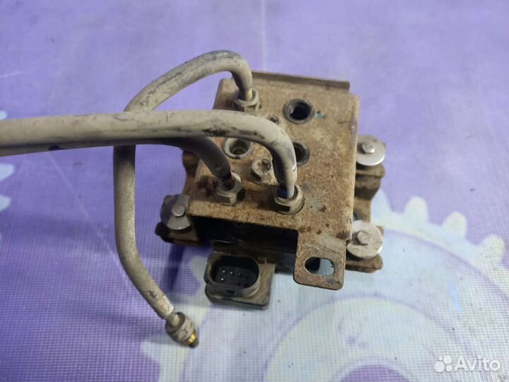 Блок клапанов пневмоподвески Kia Mohave