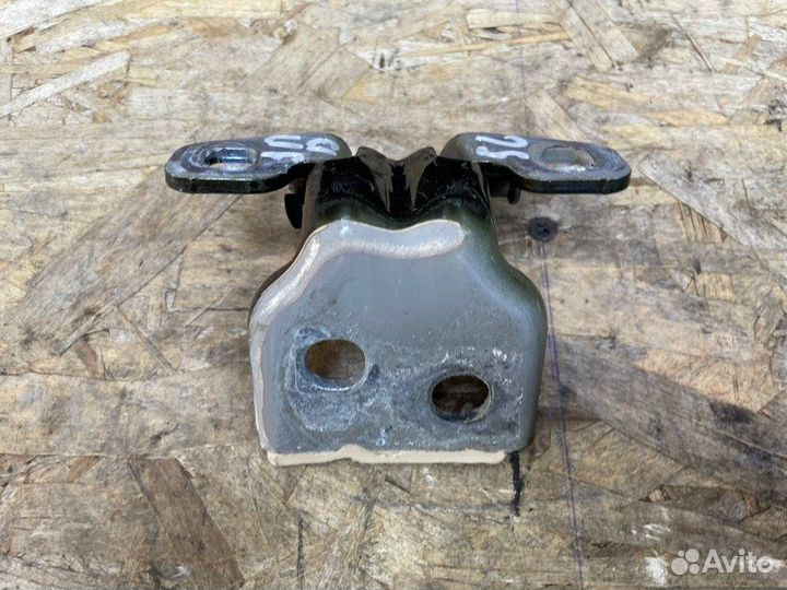 Петля двери задняя правая Renault Duster