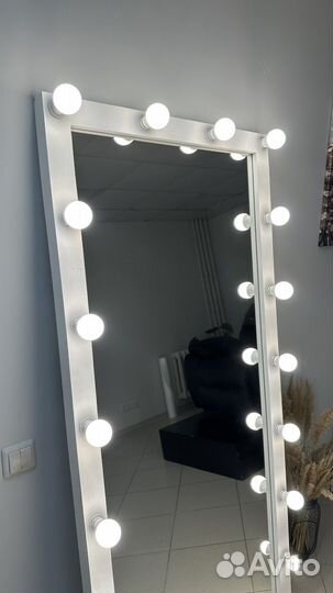 Гримерное зеркало с лампочками