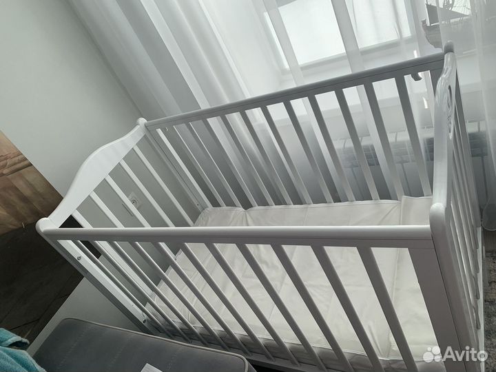 Детская кроватка с маятником и ящиком