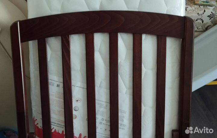 Детская кроватка с маятником и ящиком