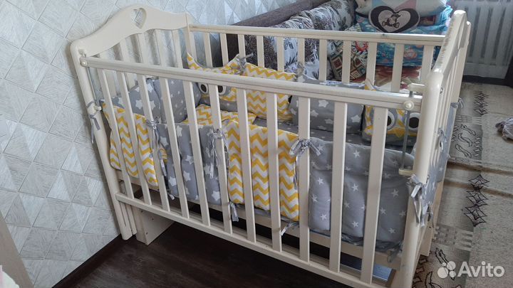 Детская кроватка с маятником