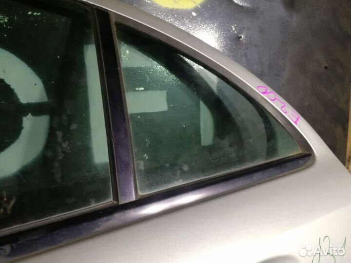 Форточка двери задней левой Mercedes W211