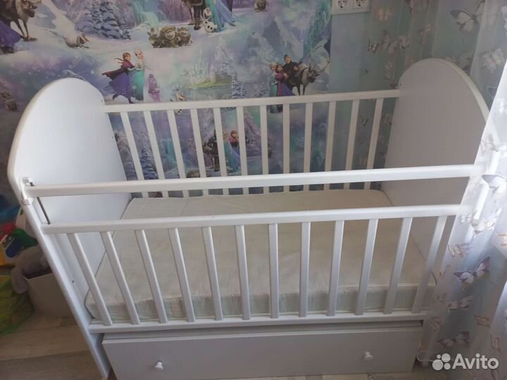 Детская кроватка с маятником и ящиком