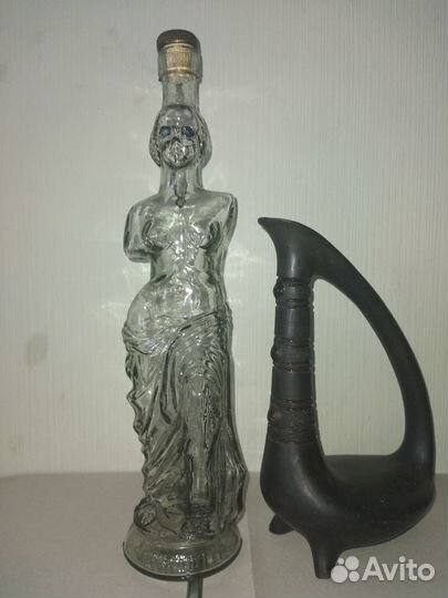 Бутылки стеклянные и металлическая ваза