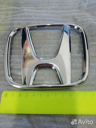 Продам значок honda