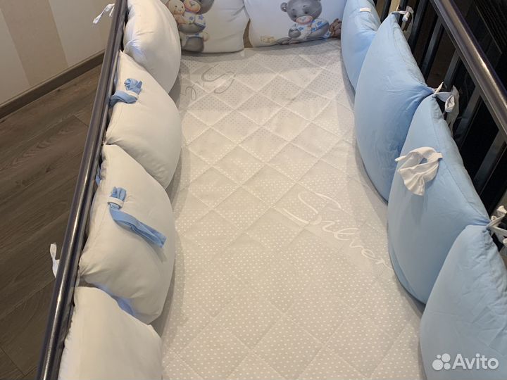 Детская кроватка с маятником