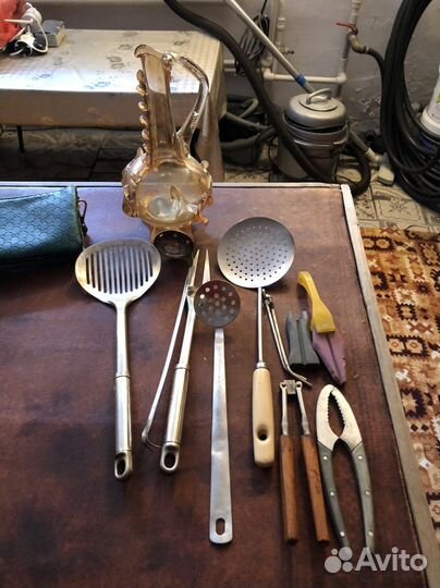 Часы, посуда, бокалы, книги, картина, сумка