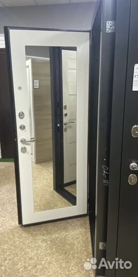 Дверь входная с зеркалом