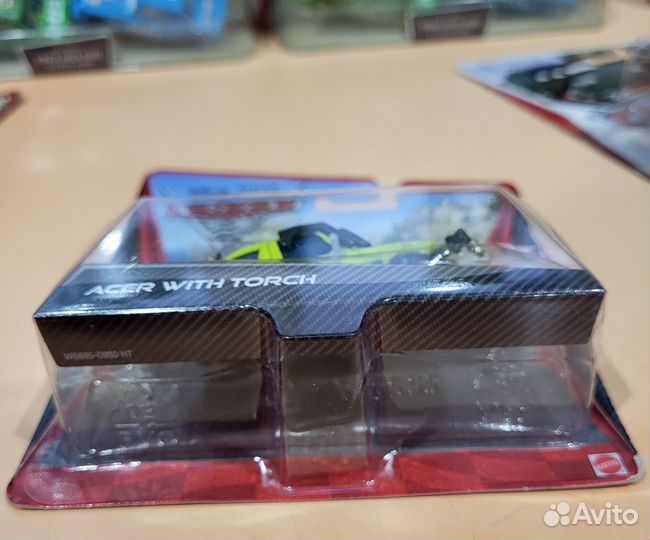 Машинка из мультфильма Тачки Эйсер