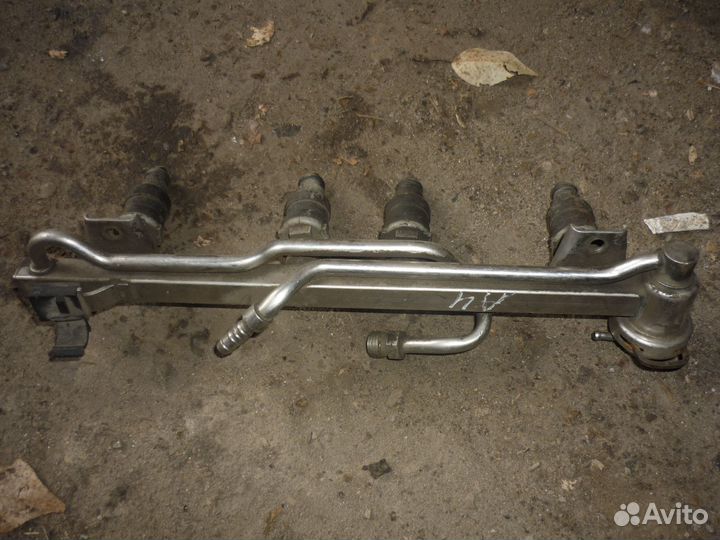 Топливная рампа с форсунками Ауди А4 Б5 1.6