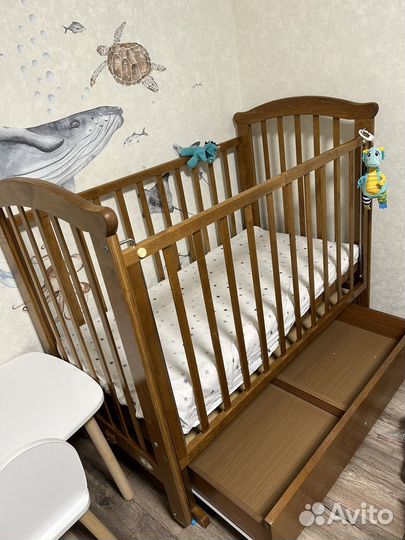 Кроватка детская с маятником