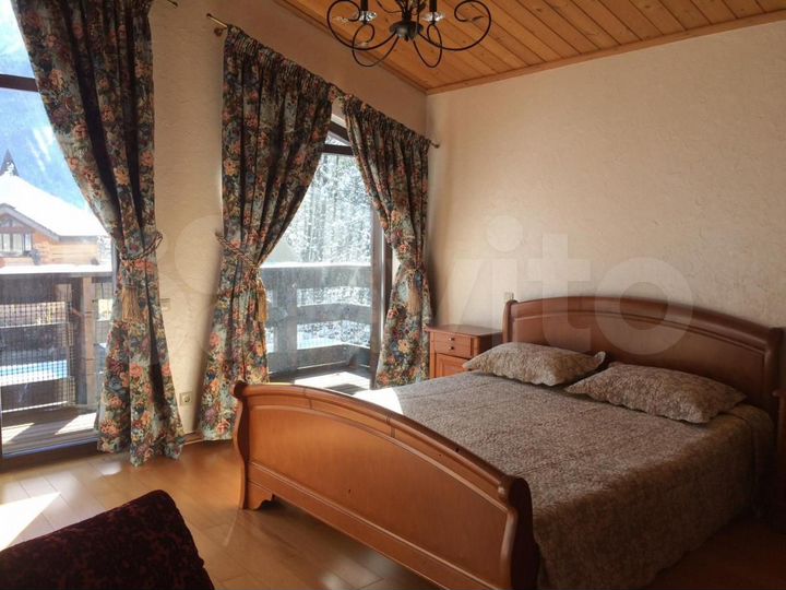 Коттедж 450 м² на участке 8 сот.