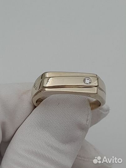 Золотое кольцо с бриллиантом мужское