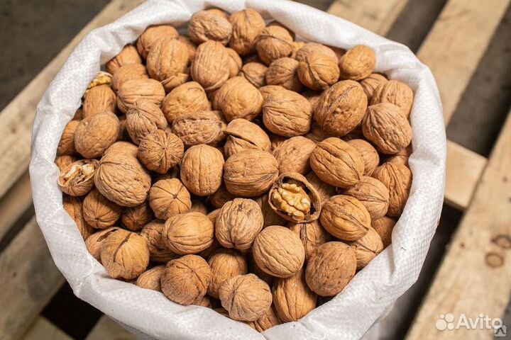 Сухофрукты,овощные чипсы,орех грецкий,петрушка