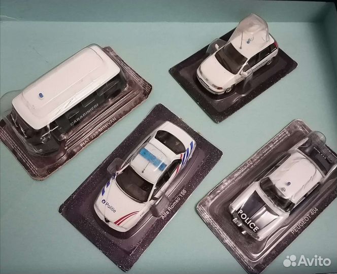 Полицейские машины мира на отправку, 2 шт