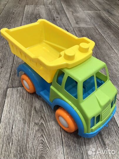 Игрушечный самосвал