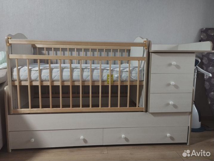 Детская кроватка с маятником и ящиком