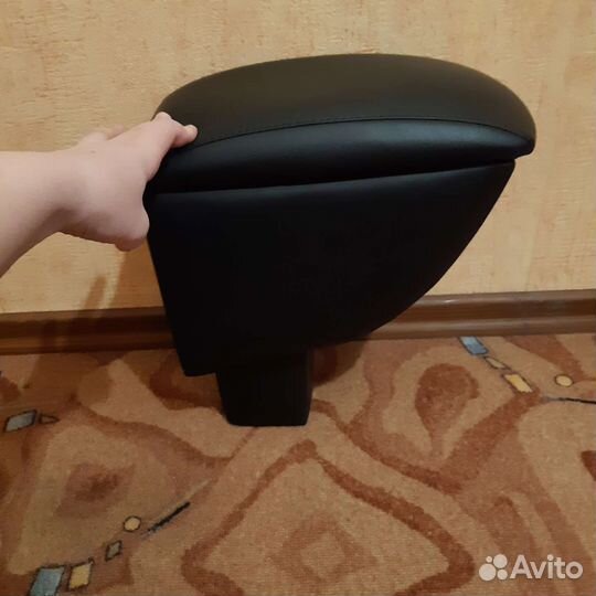 Подлокотник новый Hyundai Solaris